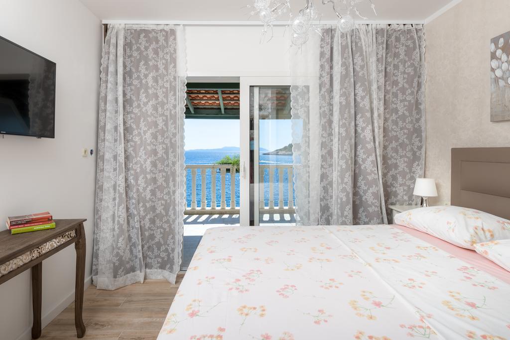 Superb Beachfront Luxury Seaview With Private Beach Milna  Exteriör bild