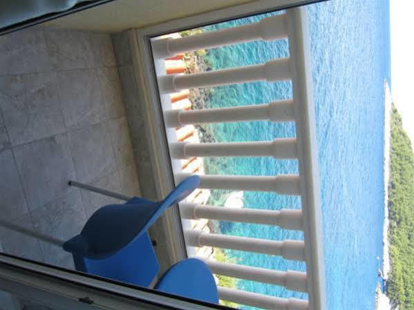 Superb Beachfront Luxury Seaview With Private Beach Milna  Exteriör bild